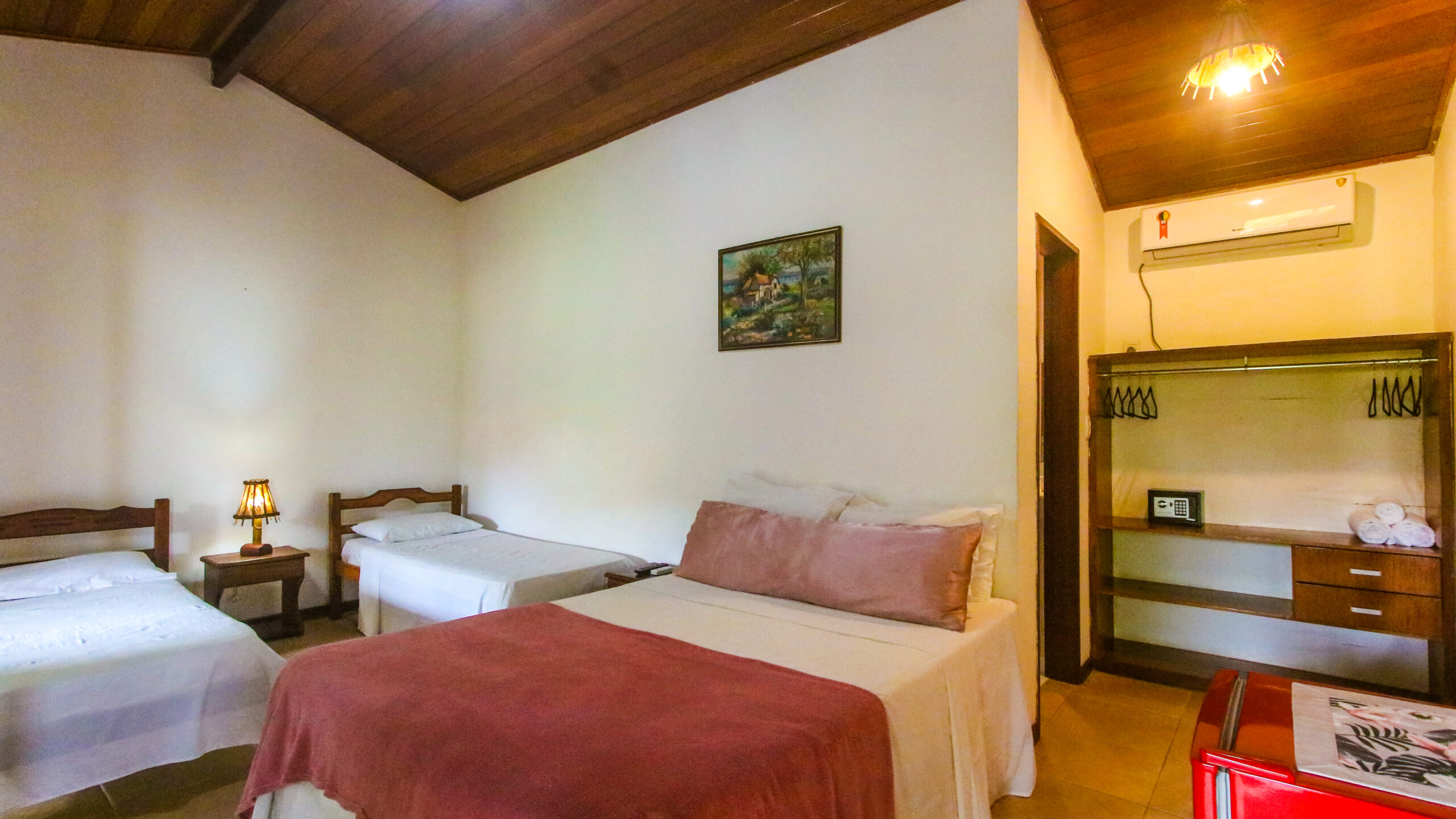 Quarto Quadrúplo com Vista Lateral do Mar (1)